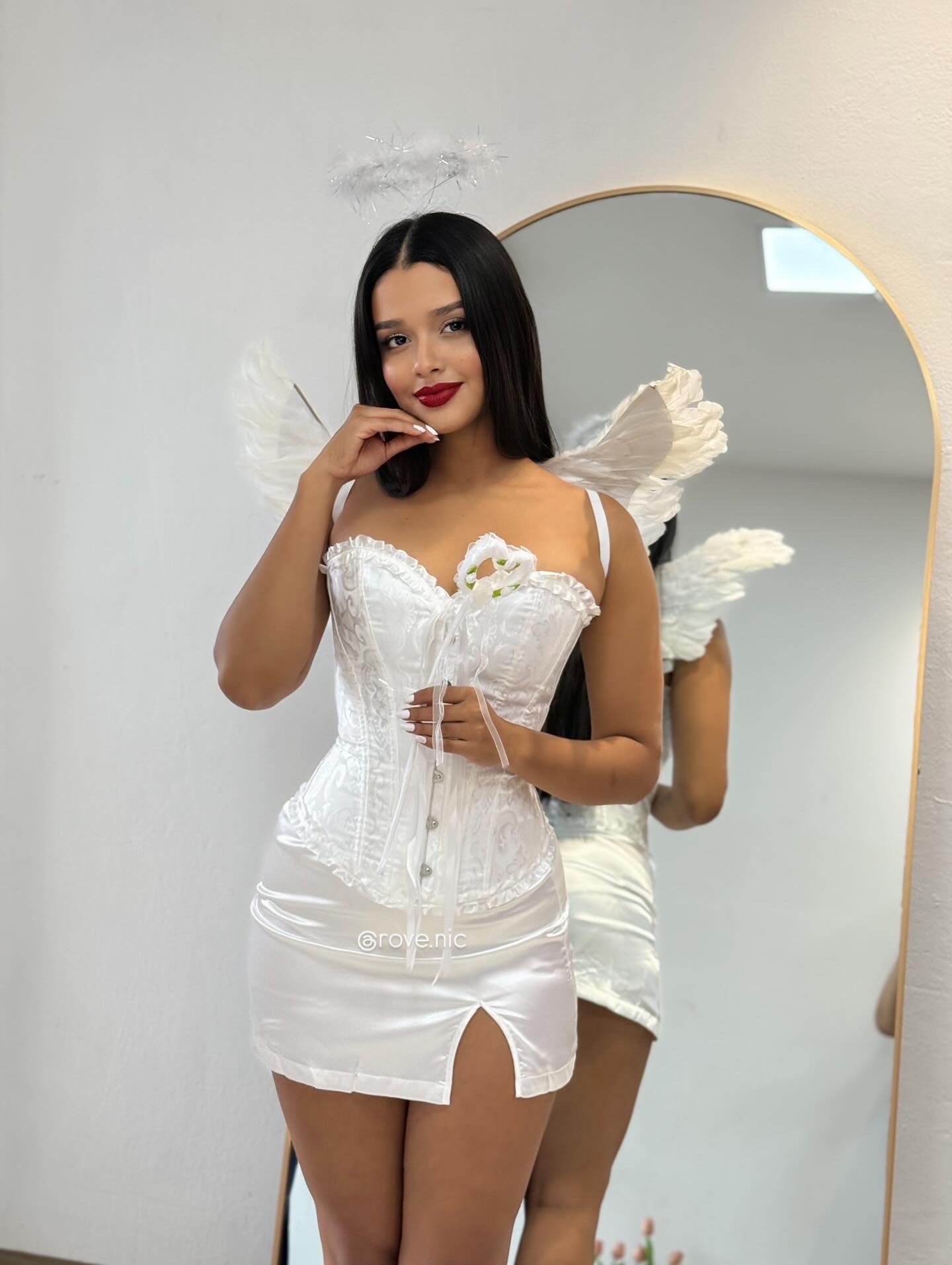 Falda saten blanca con abertura